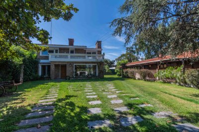 Venta y alquiler dos casas juntas con 7 dormitorios en total en Carrasco Sur