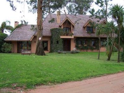 Muy linda casa a solo 3 cuadras de la playa, con precioso jardin con piscina y parrillero techado para disfrutar al maximo.