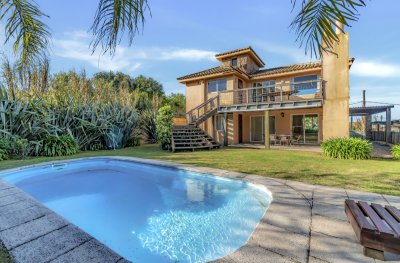 A una cuadra de la playa casa de 4 dormitorios en venta 