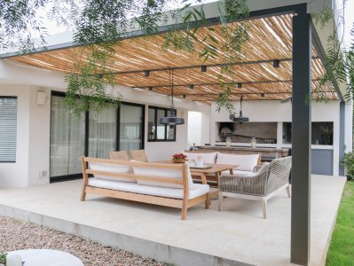 Venta casa en Barra de Carrasco con jardín y parrillero