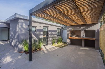 Alquiler casa de 1 dormitorio + patio con parrillero en Carrasco Norte