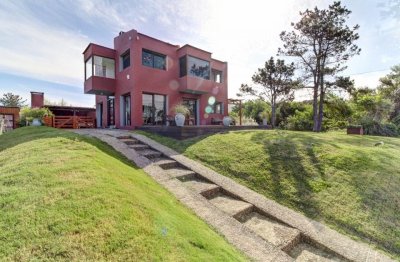 Moderna casa a la venta en Punta Piedra de 4 dormitorios con vista al mar.