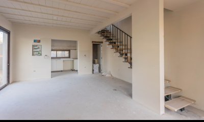 Venta casa 3 dormitorios en Carrasco con patio con parrillero