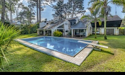 Gran y espectacular casa a la venta en zona Cantegril, muy completa para poder aprovecharla al máximo.