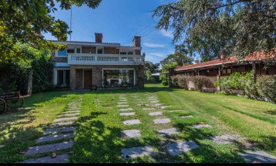 Venta y alquiler dos casas juntas con 7 dormitorios en total en Carrasco Sur