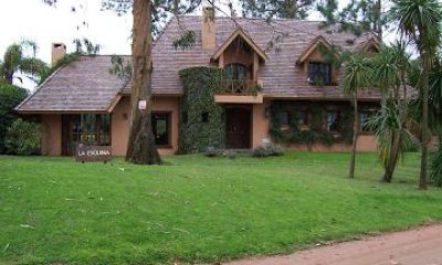 Muy linda casa a solo 3 cuadras de la playa, con precioso jardin con piscina y parrillero techado para disfrutar al maximo.