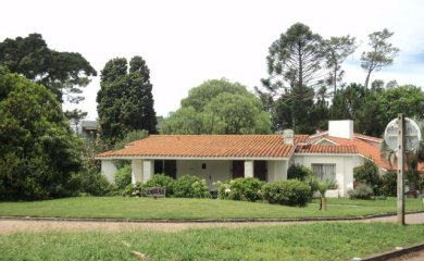 Casa muy bien ubicada, a dos cuadras de la playa mansa y rodeada del verde de los arboles.