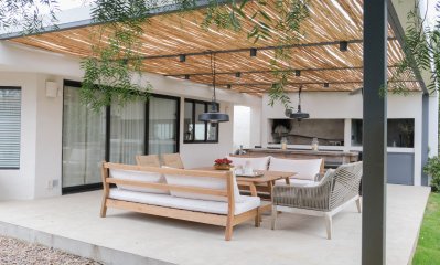 Venta casa en Barra de Carrasco con jardín y parrillero