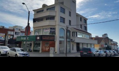 Edificio de locales comerciales sobre calle 24