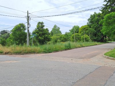 Terreno en un barrio muy agradable rodeado de vegetación