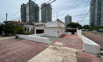 Terreno con casa en zona comercial Parada 2