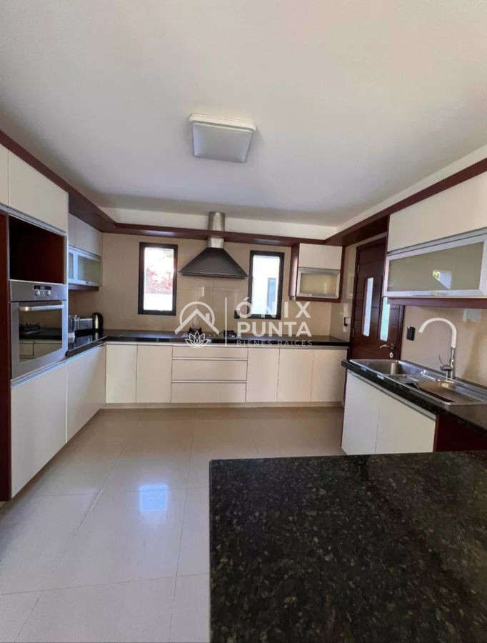 Casa ID.130 - Espectacular casa en Venta y alquiler anual en Carrasco 