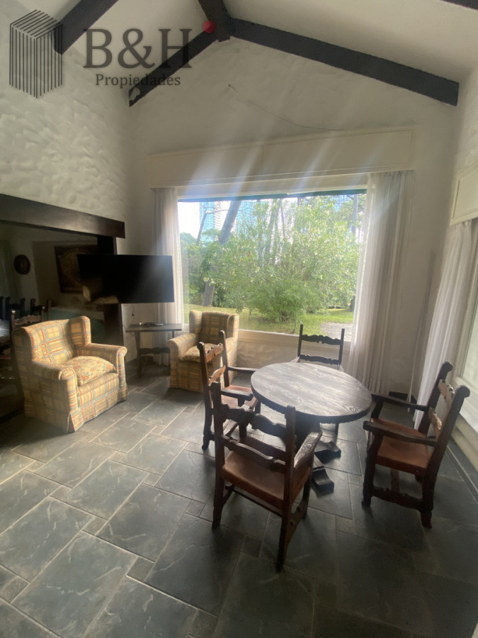 Casa ID.6603 - Gran construcción solida en dos lotes de gran altura en Playa Mansa