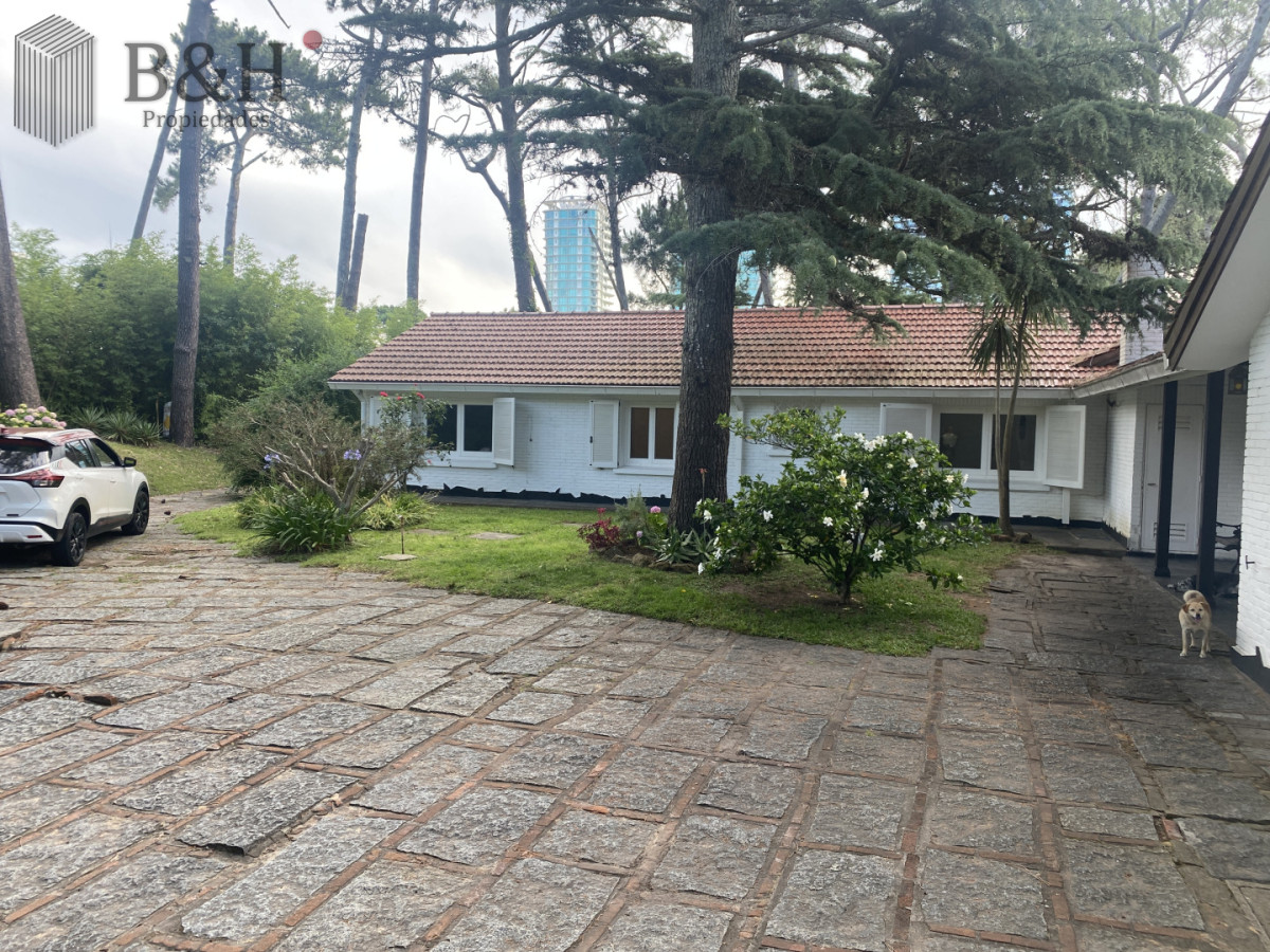 Casa ID.6603 - Gran construcción solida en dos lotes de gran altura en Playa Mansa