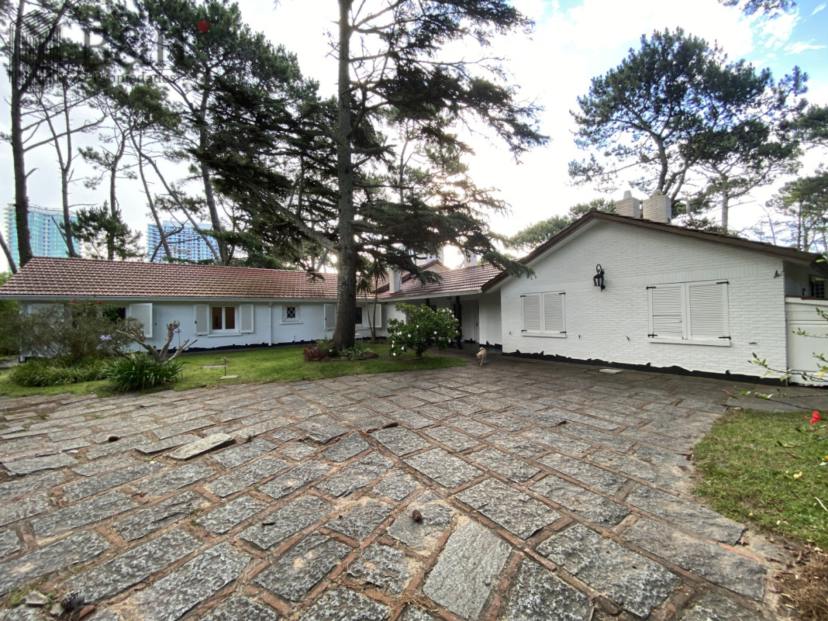Casa ID.6603 - Gran construcción solida en dos lotes de gran altura en Playa Mansa