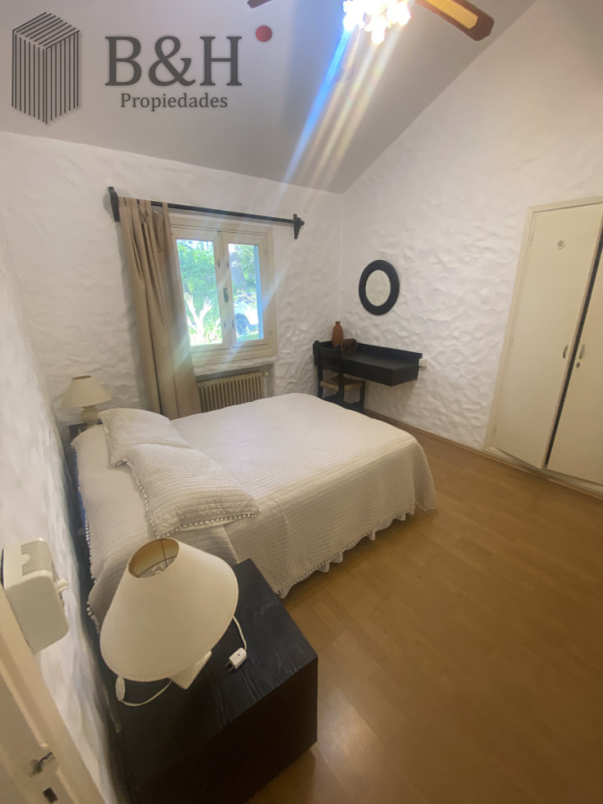 Casa ID.6603 - Gran construcción solida en dos lotes de gran altura en Playa Mansa