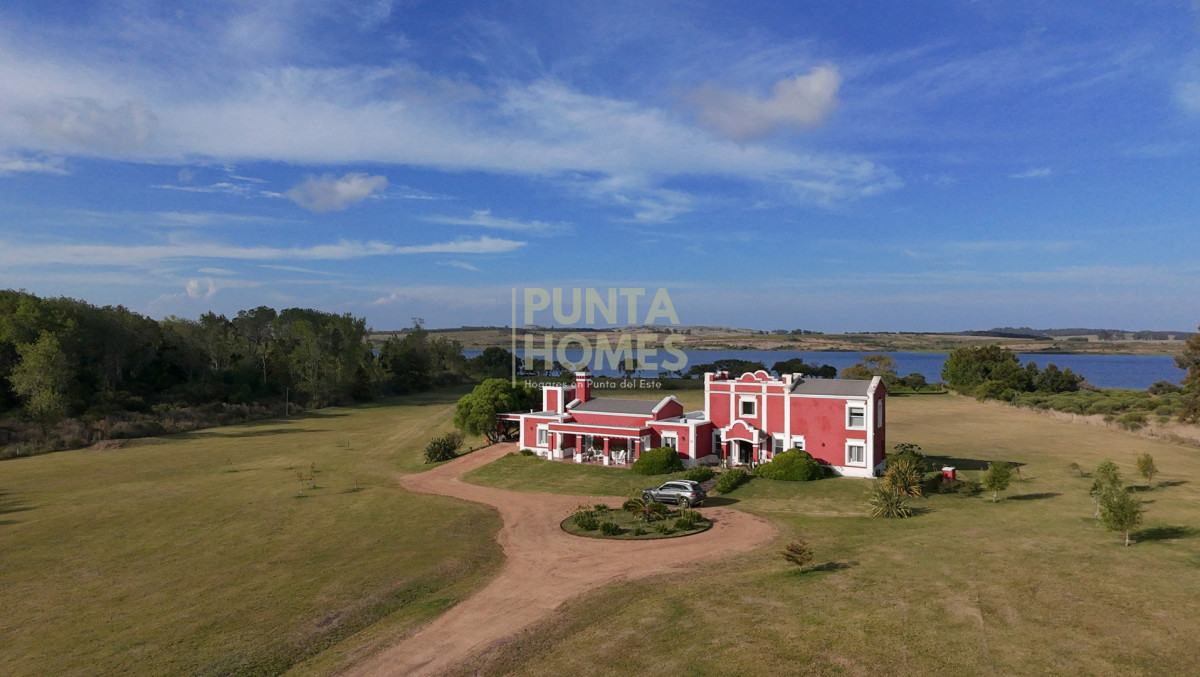 Venta de residencia de 5 dormitorios en Laguna de los Cisnes, Punta del Este, Uruguay