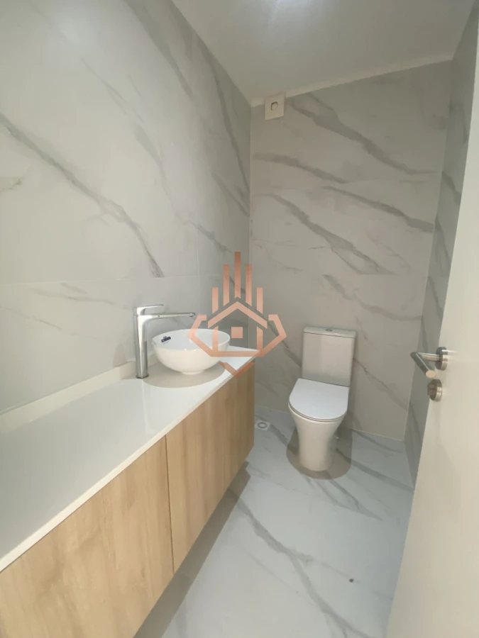 Casa luminosa orientada al norte con gran Jardin en zona Colegios