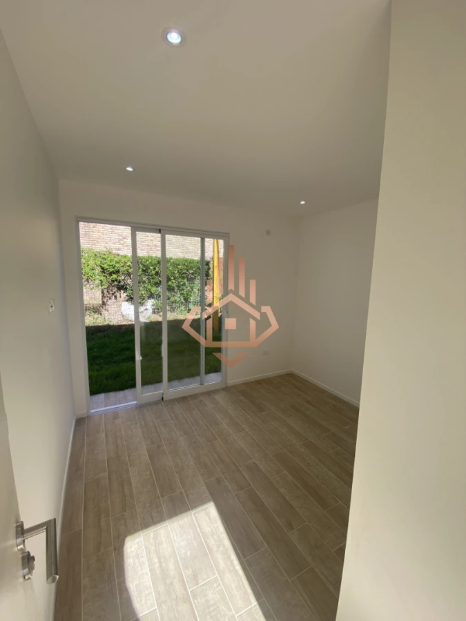 Casa luminosa orientada al norte con gran Jardin en zona Colegios