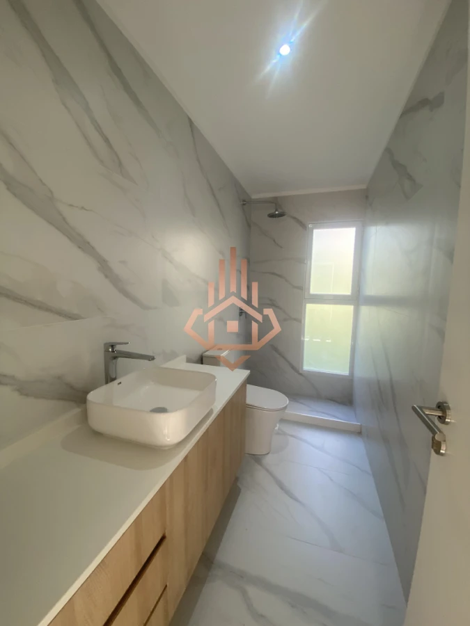 Casa luminosa orientada al norte con gran Jardin en zona Colegios