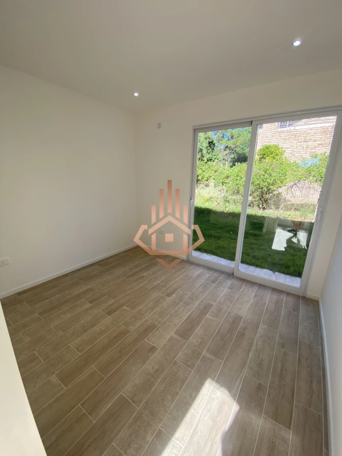 Casa luminosa orientada al norte con gran Jardin en zona Colegios