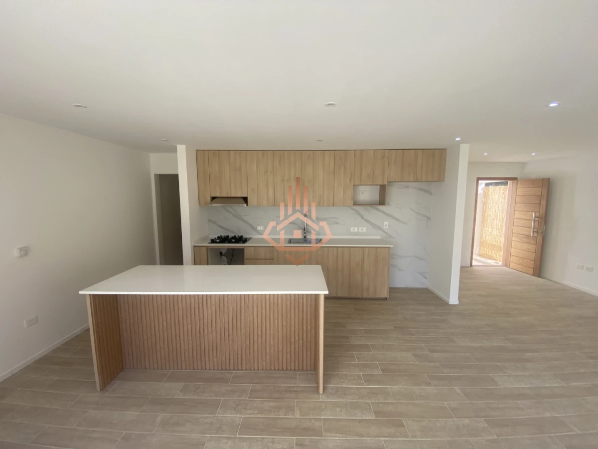 Casa luminosa orientada al norte con gran Jardin en zona Colegios