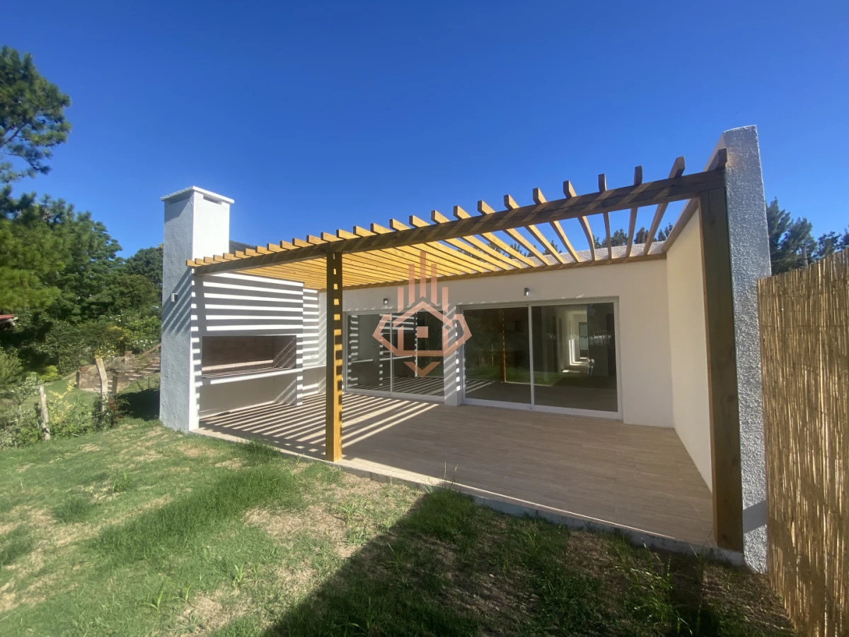 Casa luminosa orientada al norte con gran Jardin en zona Colegios