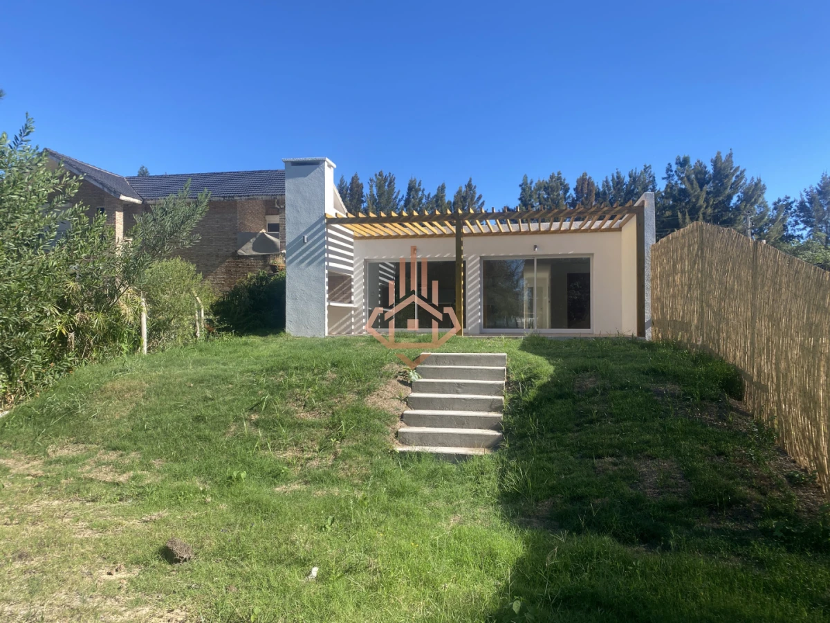 Casa luminosa orientada al norte con gran Jardin en zona Colegios