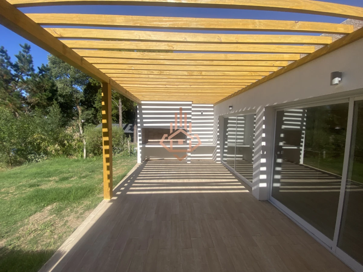 Casa luminosa orientada al norte con gran Jardin en zona Colegios