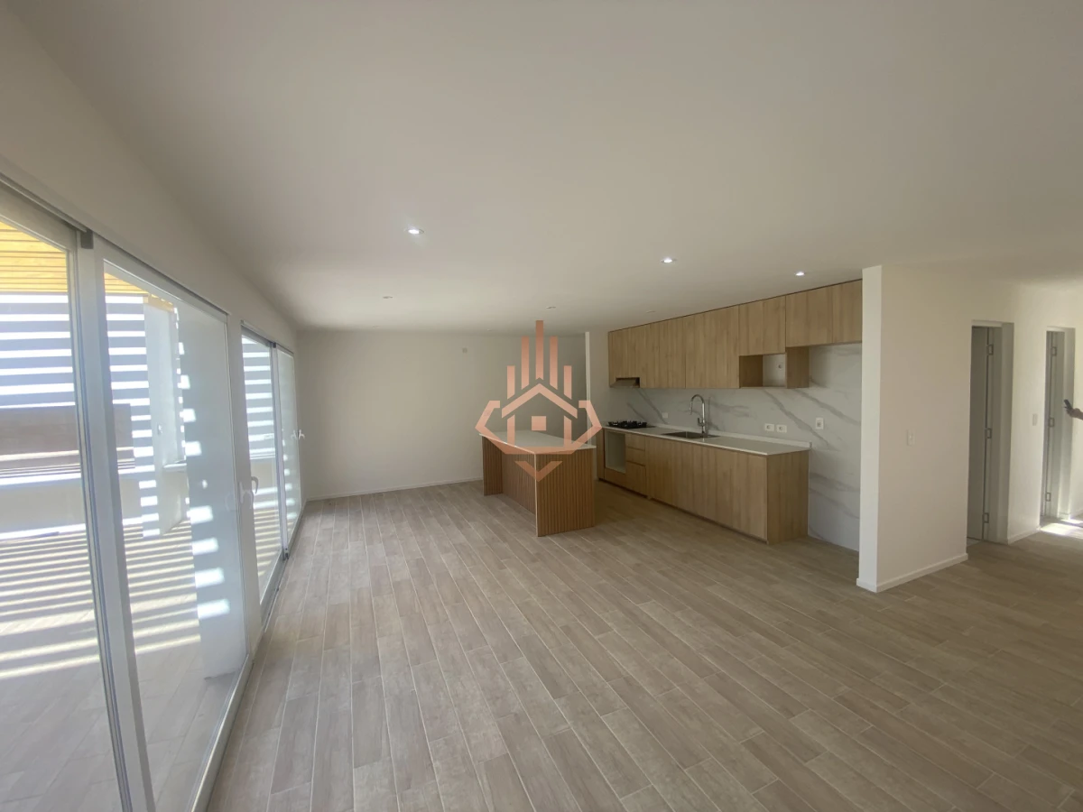 Casa luminosa orientada al norte con gran Jardin en zona Colegios