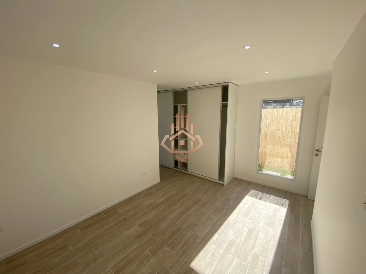 Casa luminosa orientada al norte con gran Jardin en zona Colegios