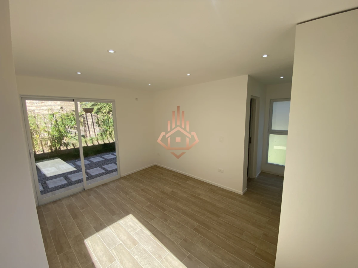 Casa luminosa orientada al norte con gran Jardin en zona Colegios