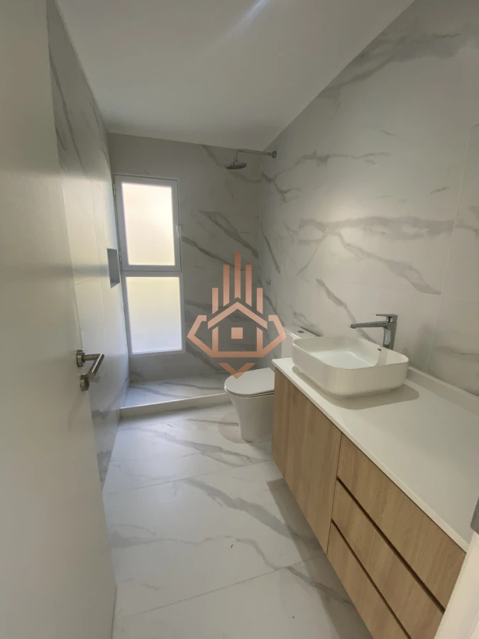 Casa luminosa orientada al norte con gran Jardin en zona Colegios