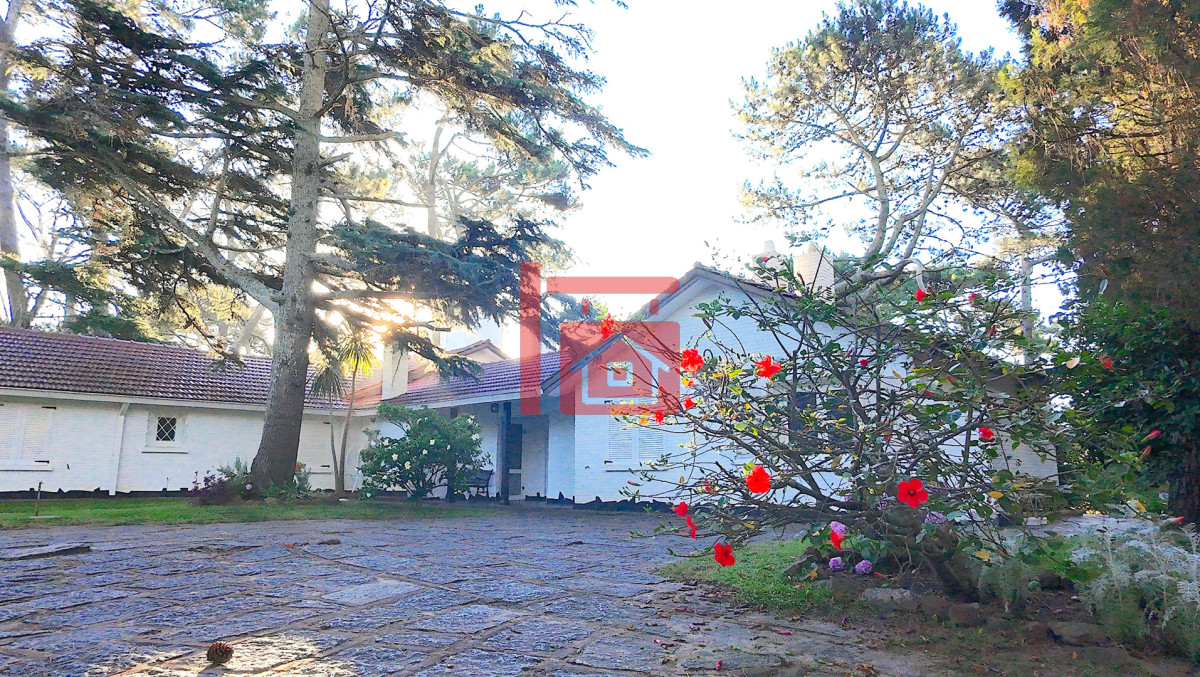 Casa ID.262 - Gran construcción solida en dos lotes de gran altura en Playa Mansa