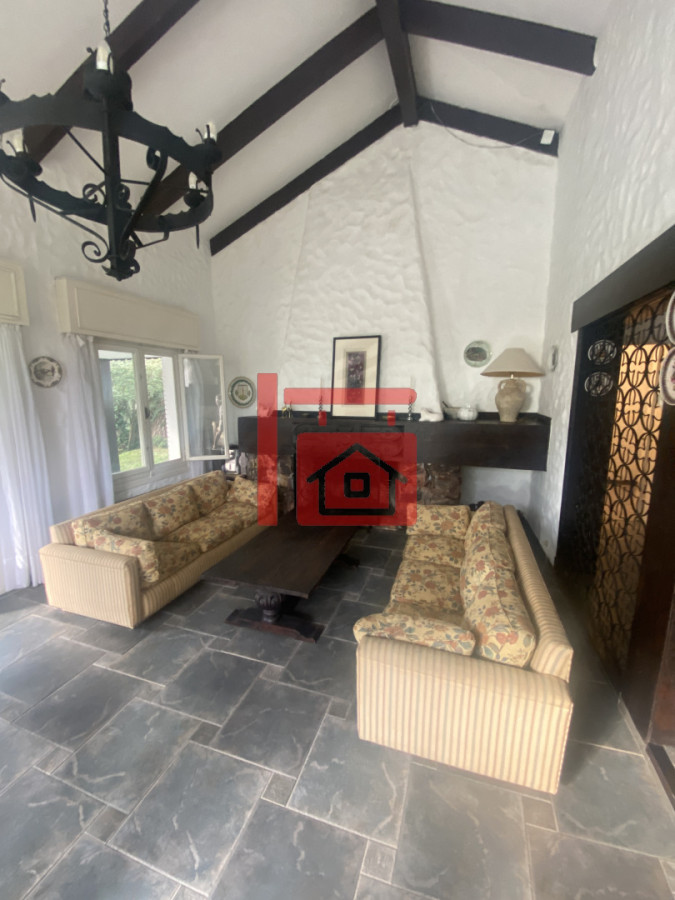 Casa ID.262 - Gran construcción solida en dos lotes de gran altura en Playa Mansa