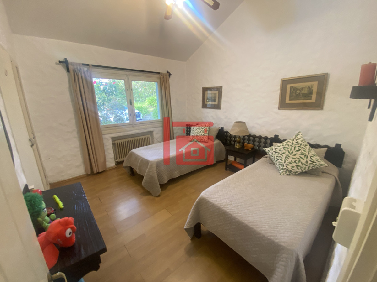 Casa ID.262 - Gran construcción solida en dos lotes de gran altura en Playa Mansa