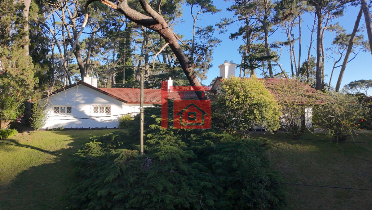 Casa ID.262 - Gran construcción solida en dos lotes de gran altura en Playa Mansa