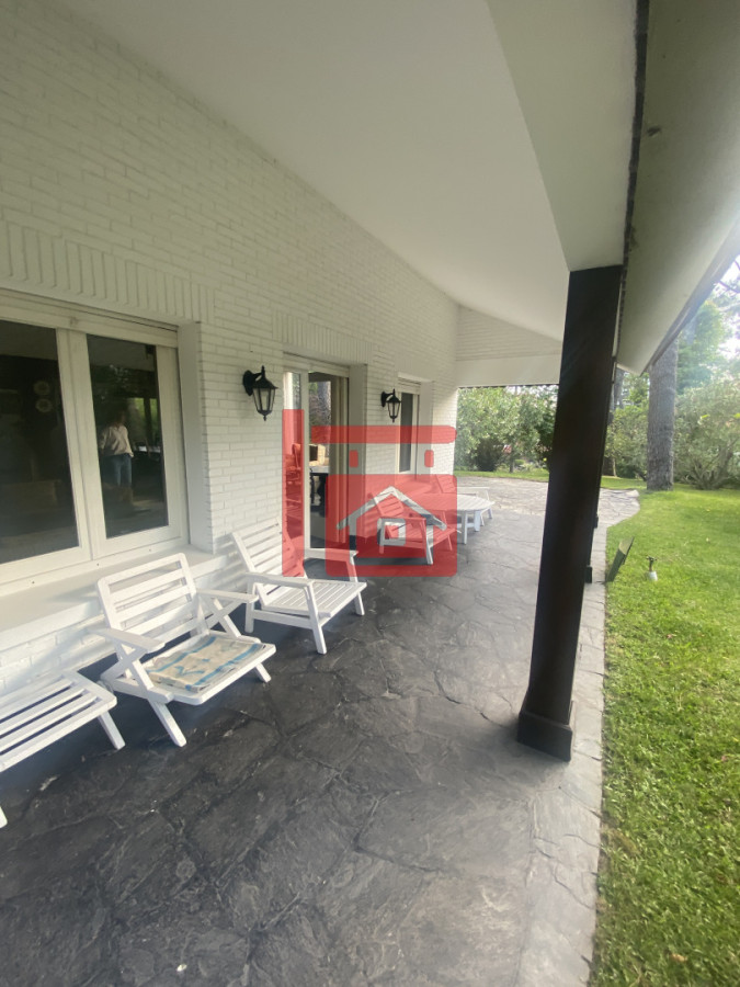 Casa ID.262 - Gran construcción solida en dos lotes de gran altura en Playa Mansa