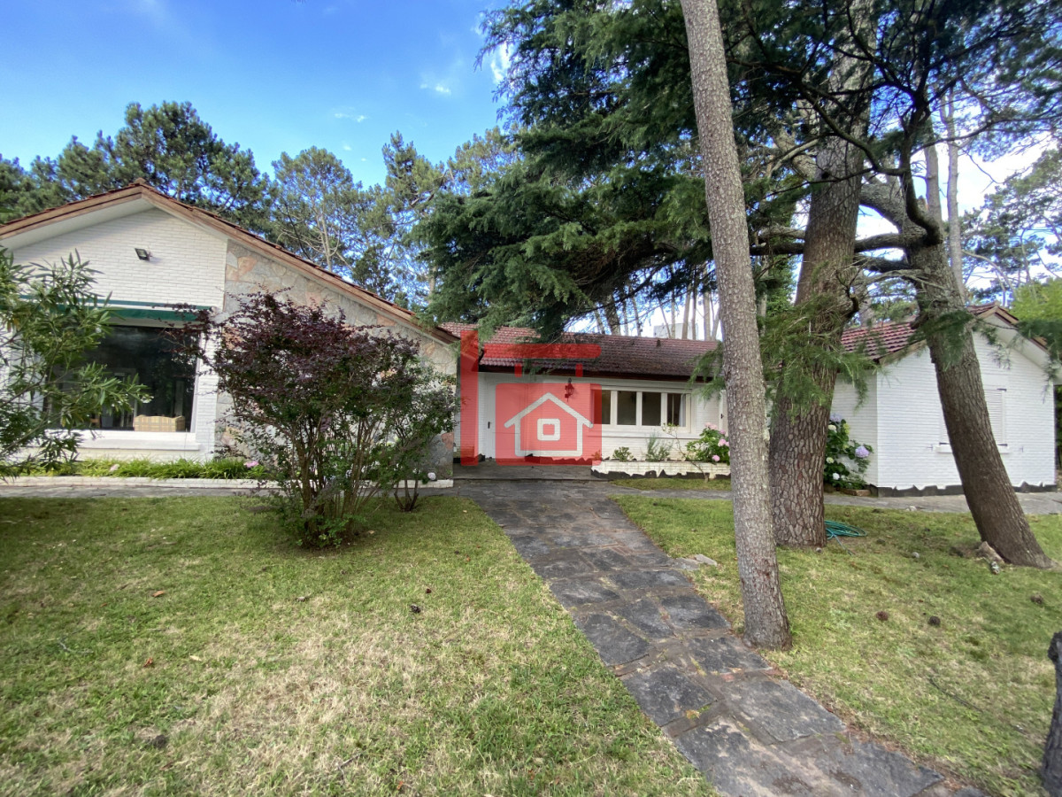 Casa ID.262 - Gran construcción solida en dos lotes de gran altura en Playa Mansa