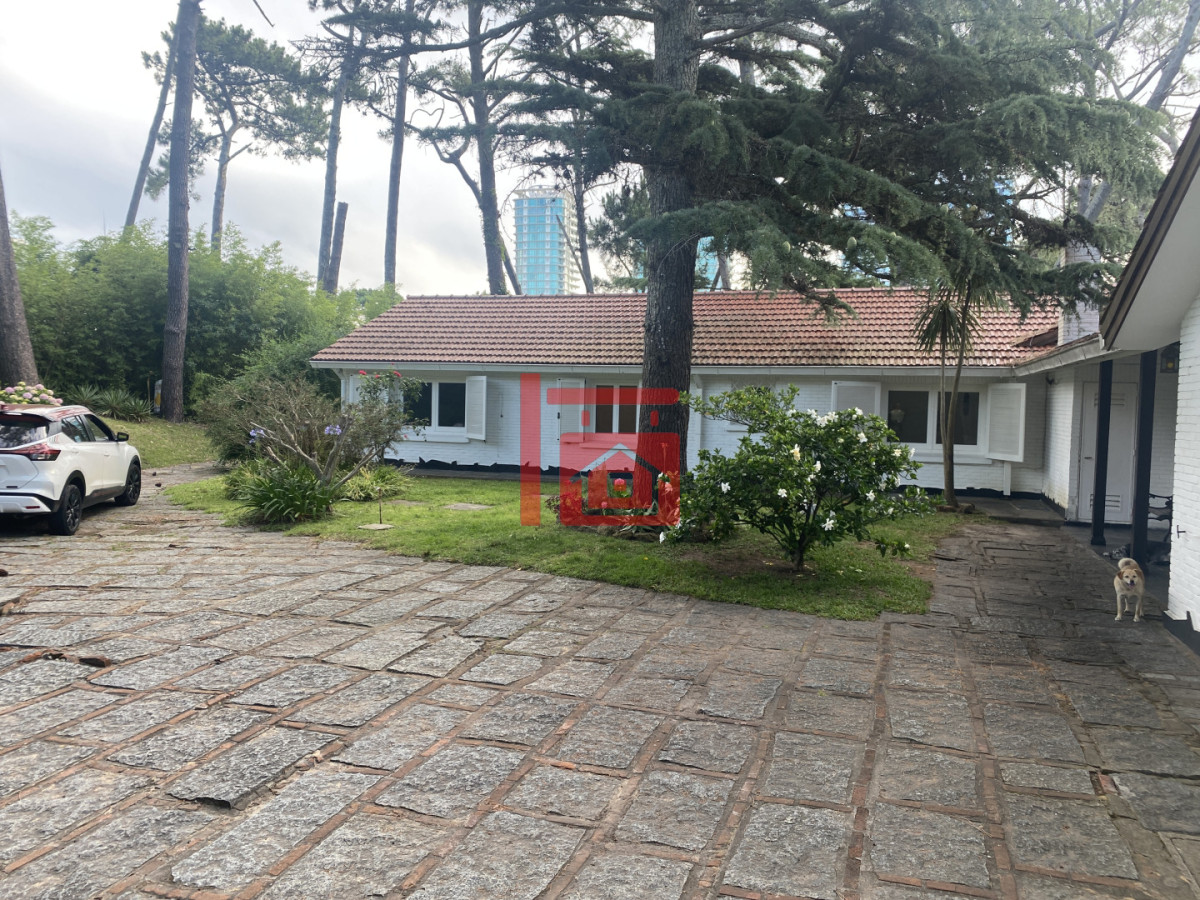 Casa ID.262 - Gran construcción solida en dos lotes de gran altura en Playa Mansa