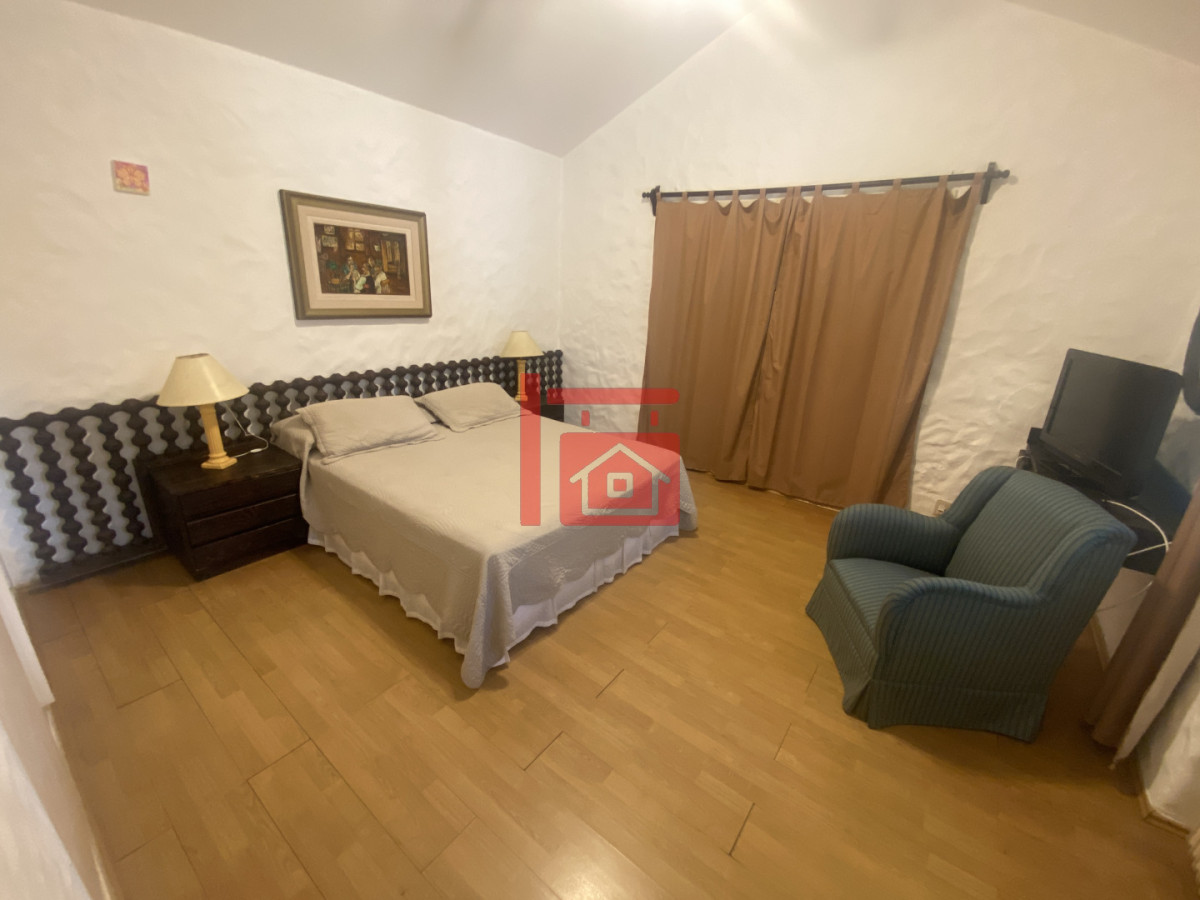 Casa ID.262 - Gran construcción solida en dos lotes de gran altura en Playa Mansa