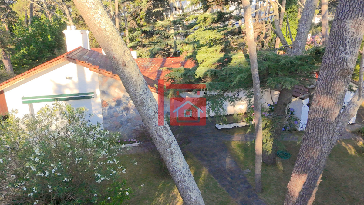 Casa ID.262 - Gran construcción solida en dos lotes de gran altura en Playa Mansa