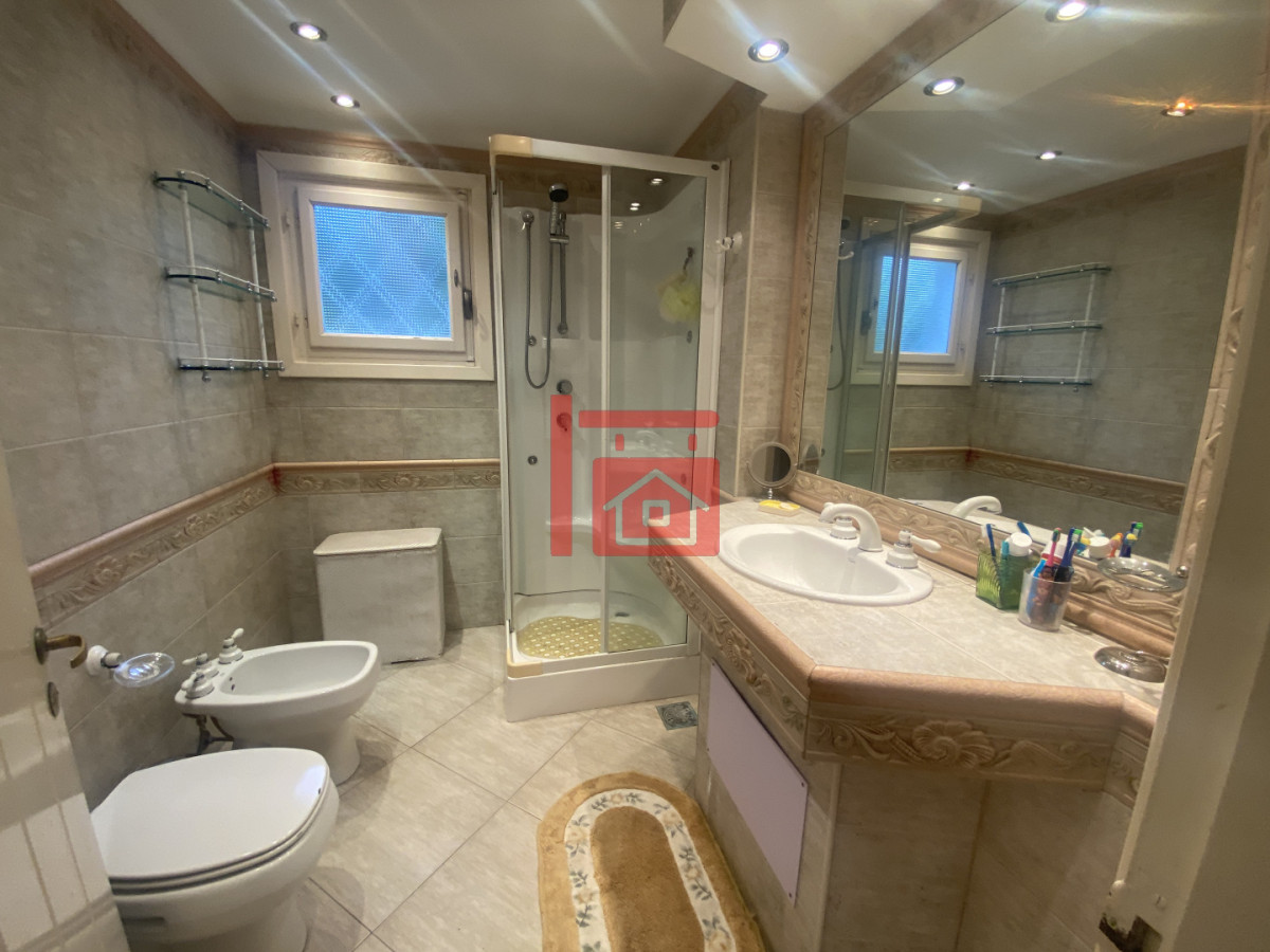 Casa ID.262 - Gran construcción solida en dos lotes de gran altura en Playa Mansa