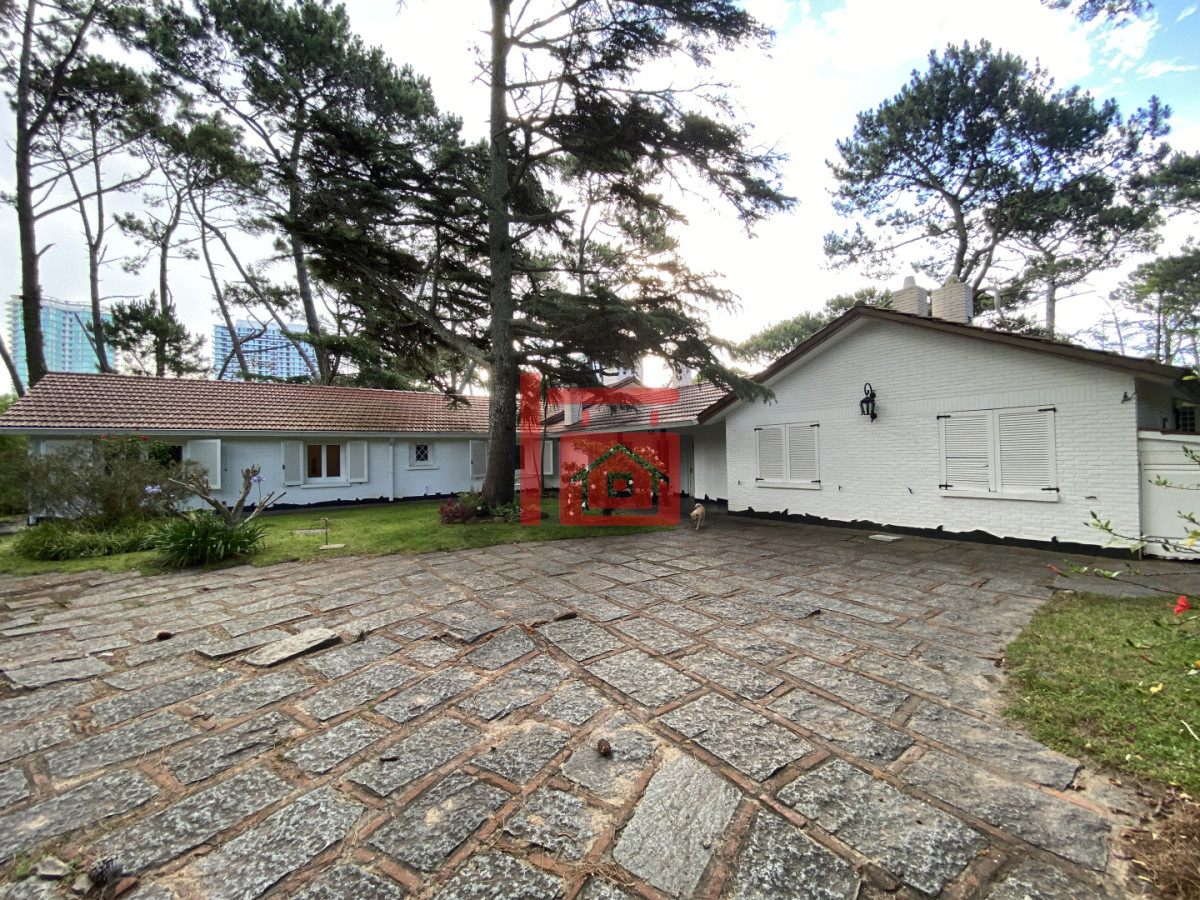 Casa ID.262 - Gran construcción solida en dos lotes de gran altura en Playa Mansa