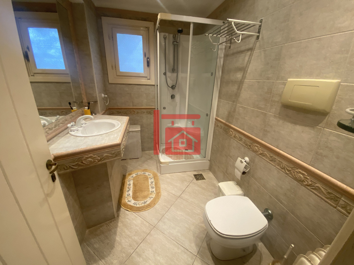 Casa ID.262 - Gran construcción solida en dos lotes de gran altura en Playa Mansa