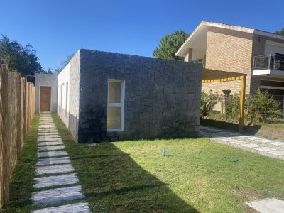 Casa luminosa orientada al norte con gran Jardin en zona Colegios