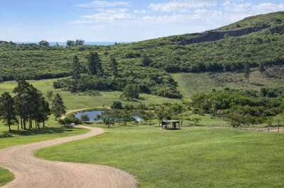 Chacra única de 5 ha, 2 casas, vista al mar y tajamar en ubicación privilegiada a 5 minutos de Piriápolis