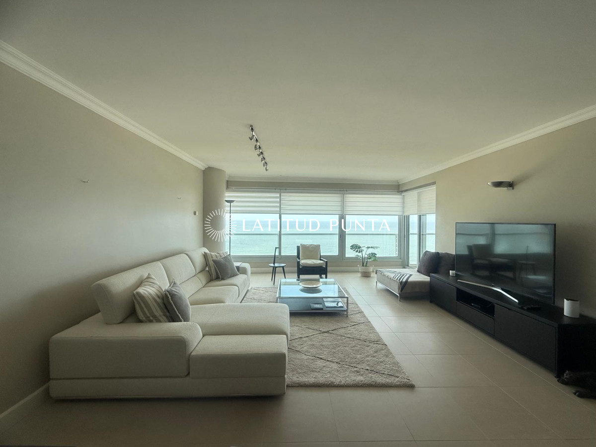 Piso alto en Le Parc, 2 suites más dependencia, 3 garages - LAT5034A