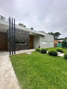 Casa en alquiler en Parque Burnett
