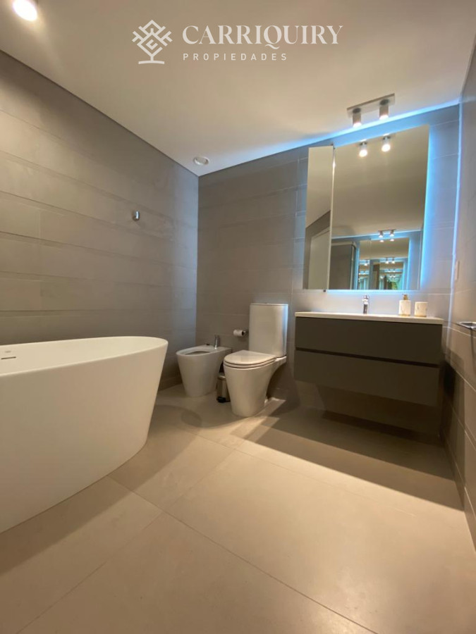 Apartamento ID.7820/Apartamento-en-torre-de-lujo - Lujosa planta sobre la primera línea al mar.